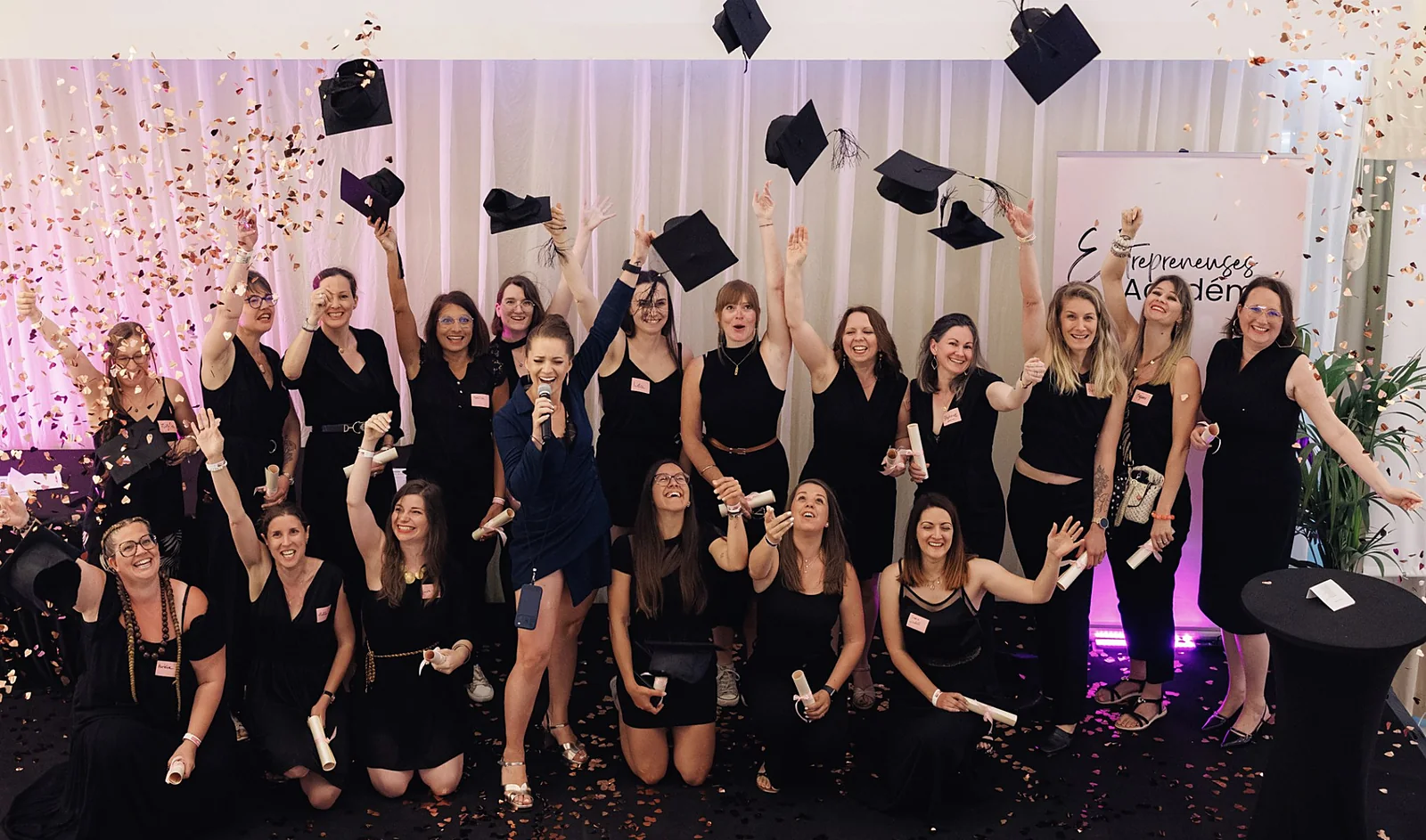 Les diplômées de l'Académie lancent leur chapeau