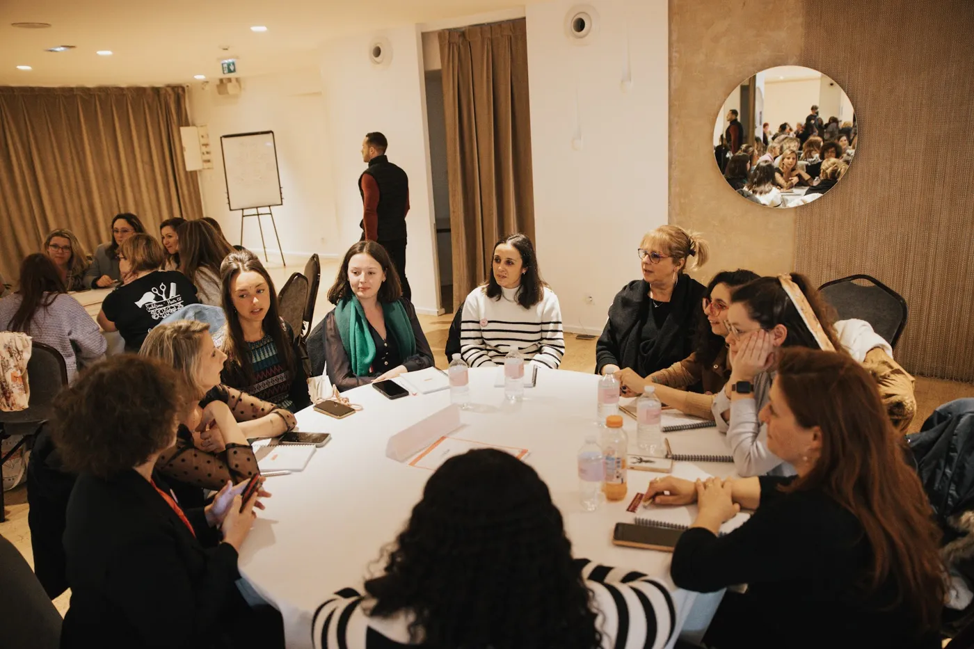 Des élèves en atelier autour d'une table ronde